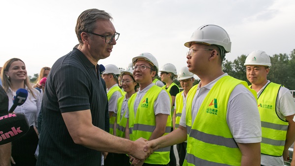 1776080628339019578.jpg 塞尔维亚总统武契奇视察山东高速集团承建的多瑙走廊快速路项目.jpg